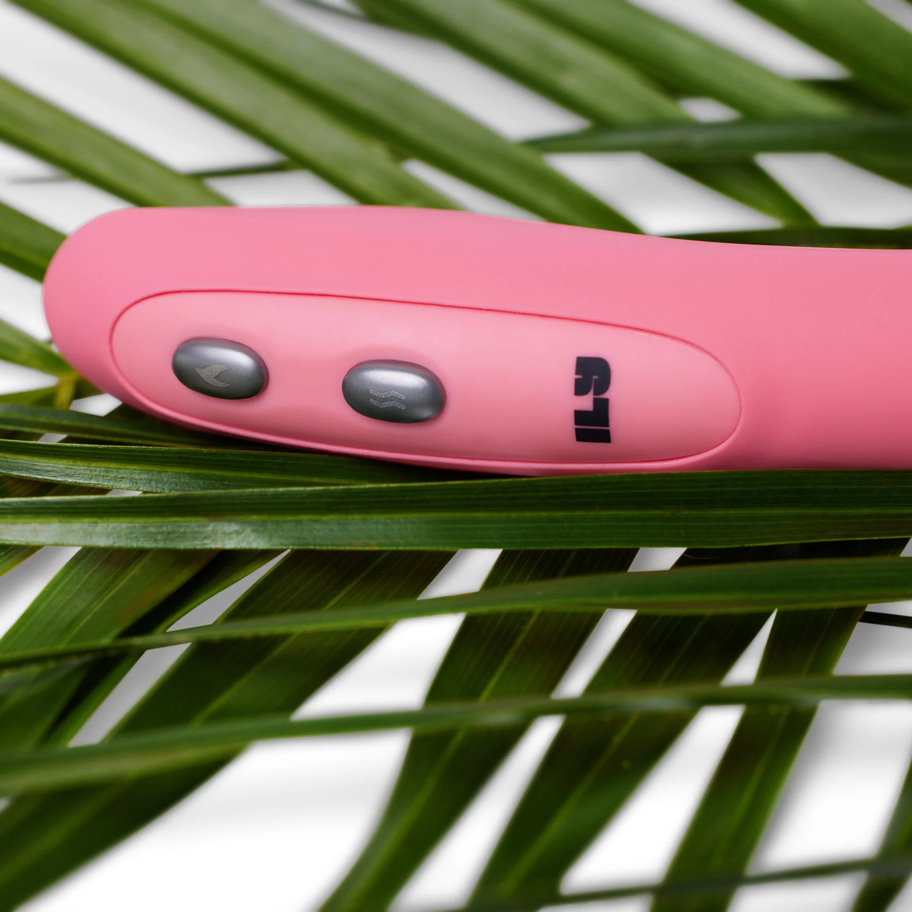 Je Joue ILY The Wand Flexible Warming Silicone G-Spot Wand - Image 12