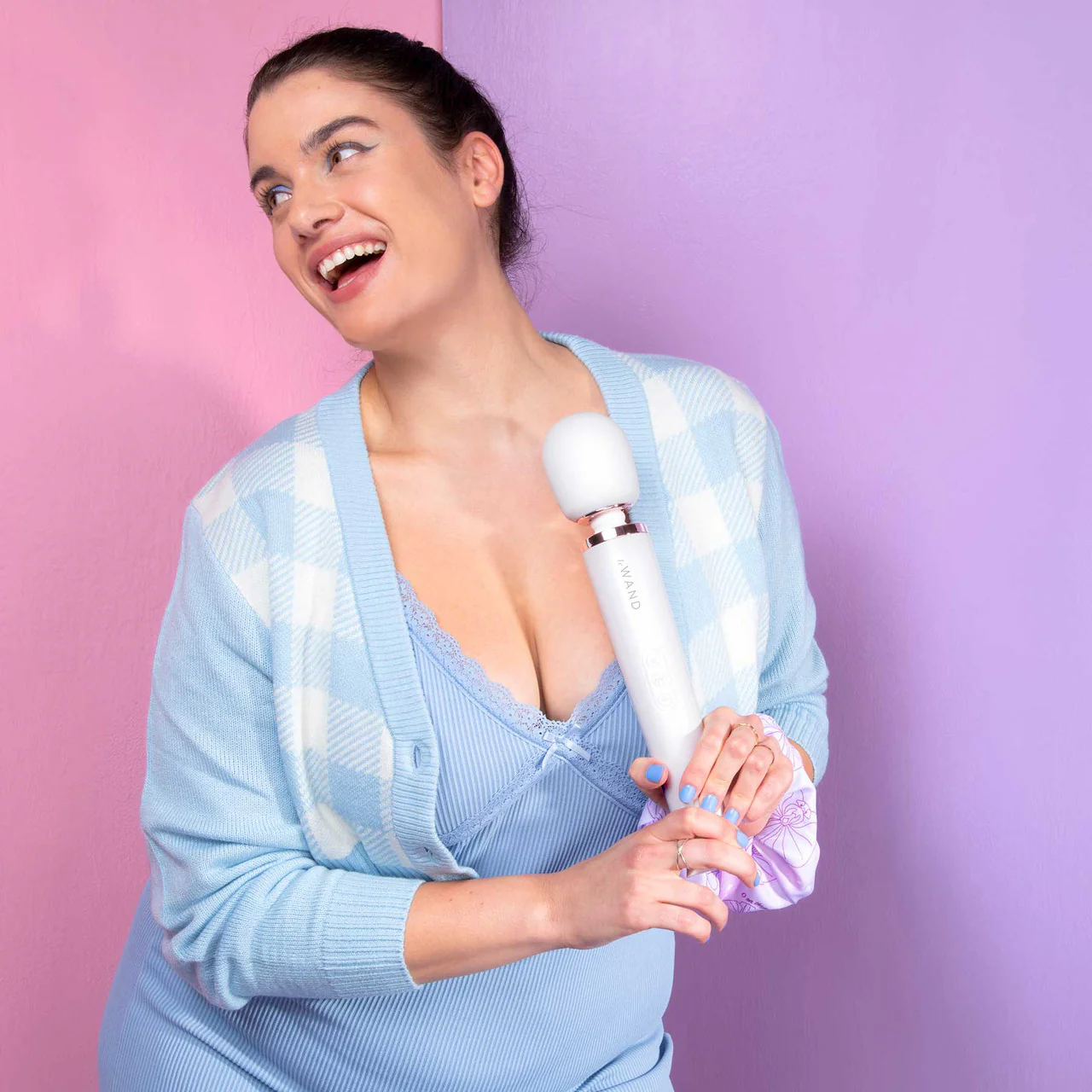 Le Wand Rechargeable Vibrating Body Massager - Pearl White - Image 9