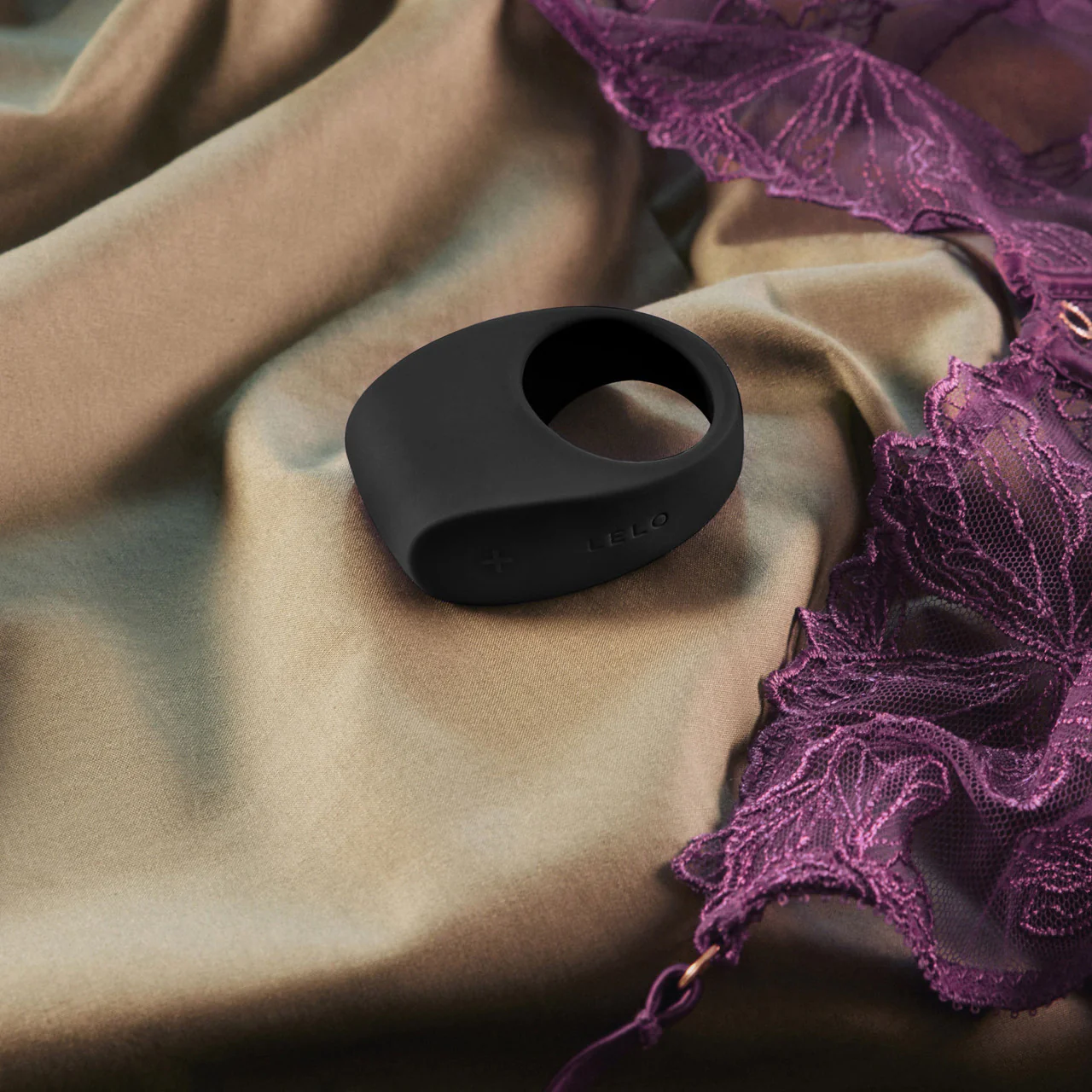 LELO TOR 3 Silicone Waterproof Rechargeable App Enabled Vibrating Cock Ring - Black - Image 4