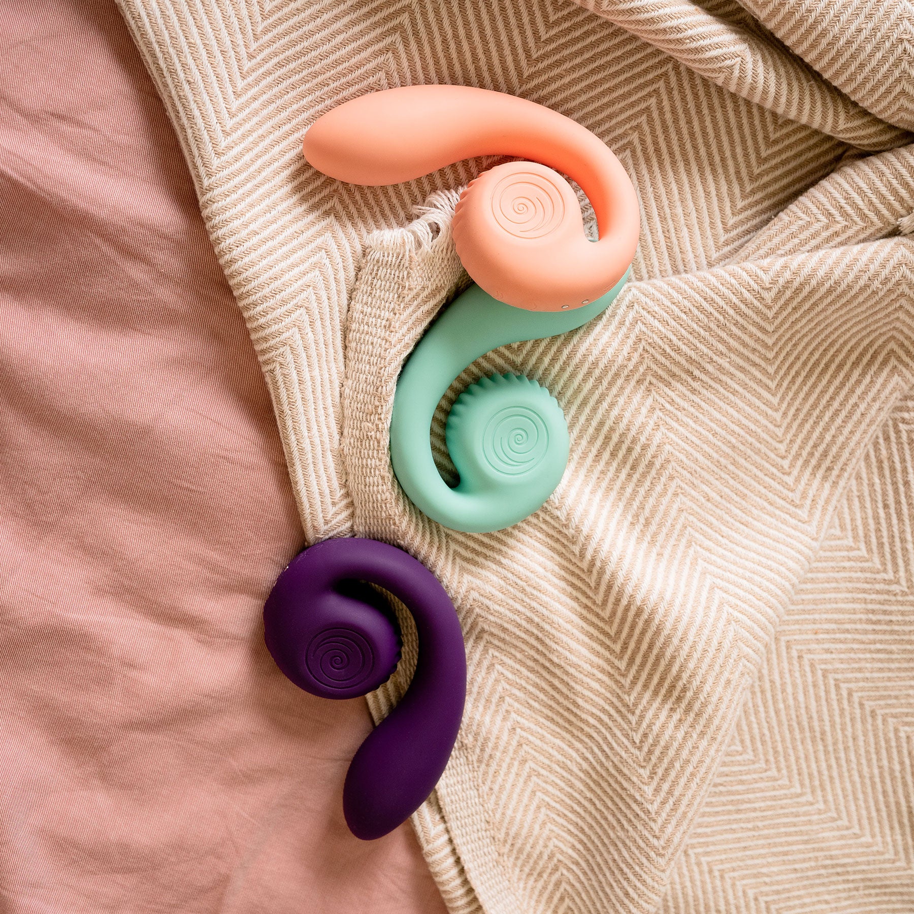 SVibe Snail Gizi Silicone Rechargeable Waterproof Dual Stimulation Vibrator - Image 5